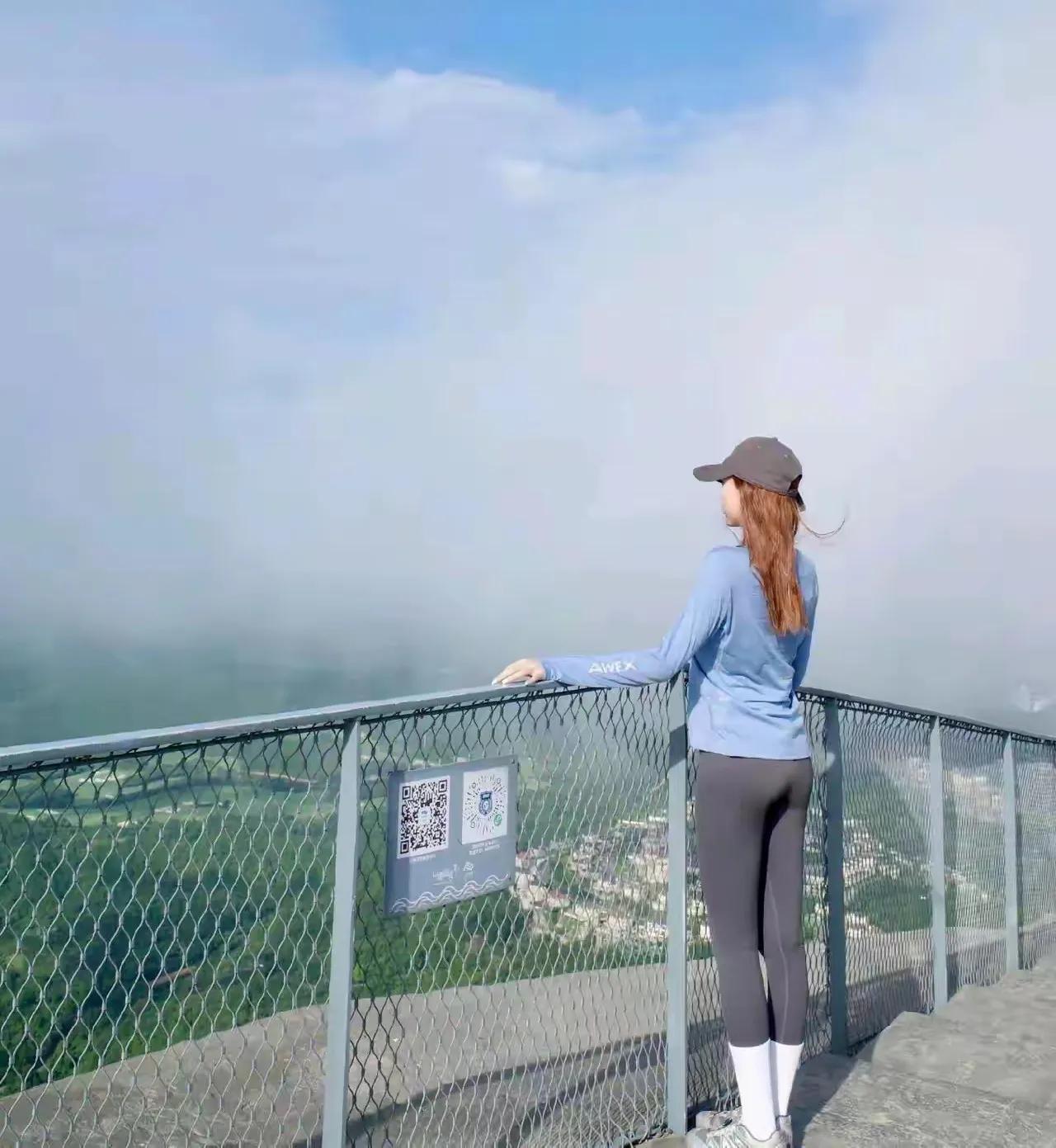 穿这样的衣服爬山，自我感觉特别的轻松自如，不知大家有什么看法。