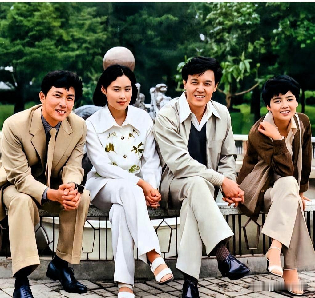 这张1981年的珍贵老照片十分难得，汇集了当年红极一时的四位影视明星：唐国强、斯