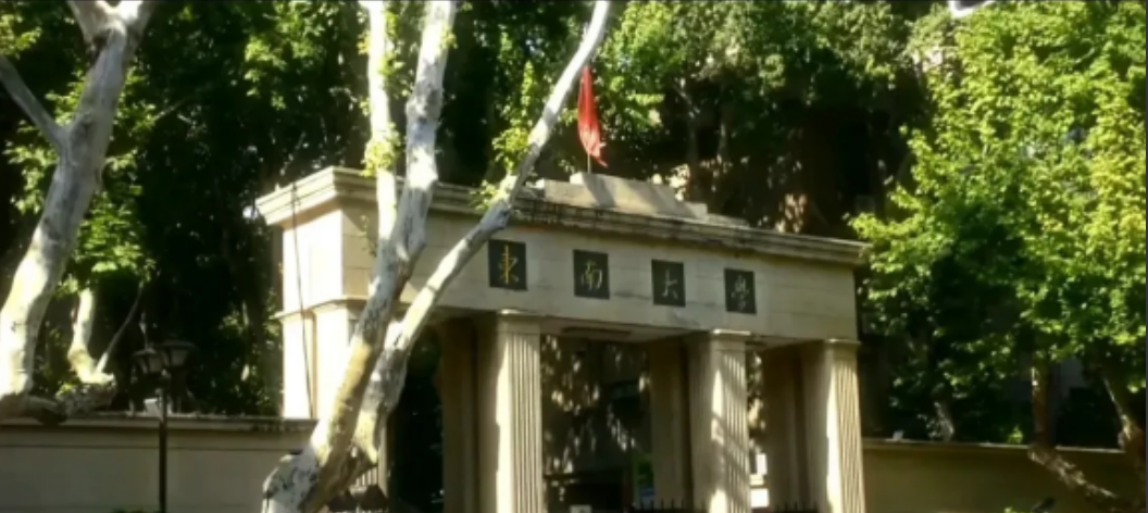 去年高考，儿子班的班长考了672分，班上同学都以为他会报浙大，因为华东五校，上交