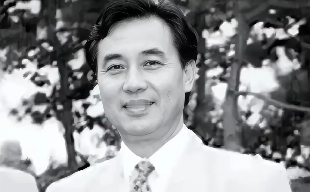 2006年，一条不起眼的胡同里，几个便衣悄悄上了楼，敲开一户普通人家的大门。开门