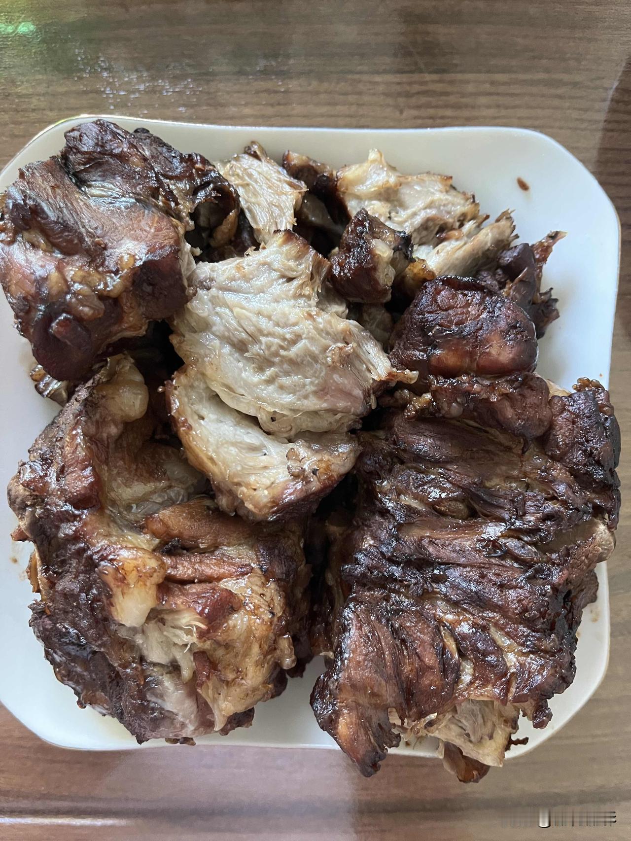 好友们晚上好！周五快乐，晚餐香香！今天的晚餐：素炒豆角酱梅花骨红薯玉米窝