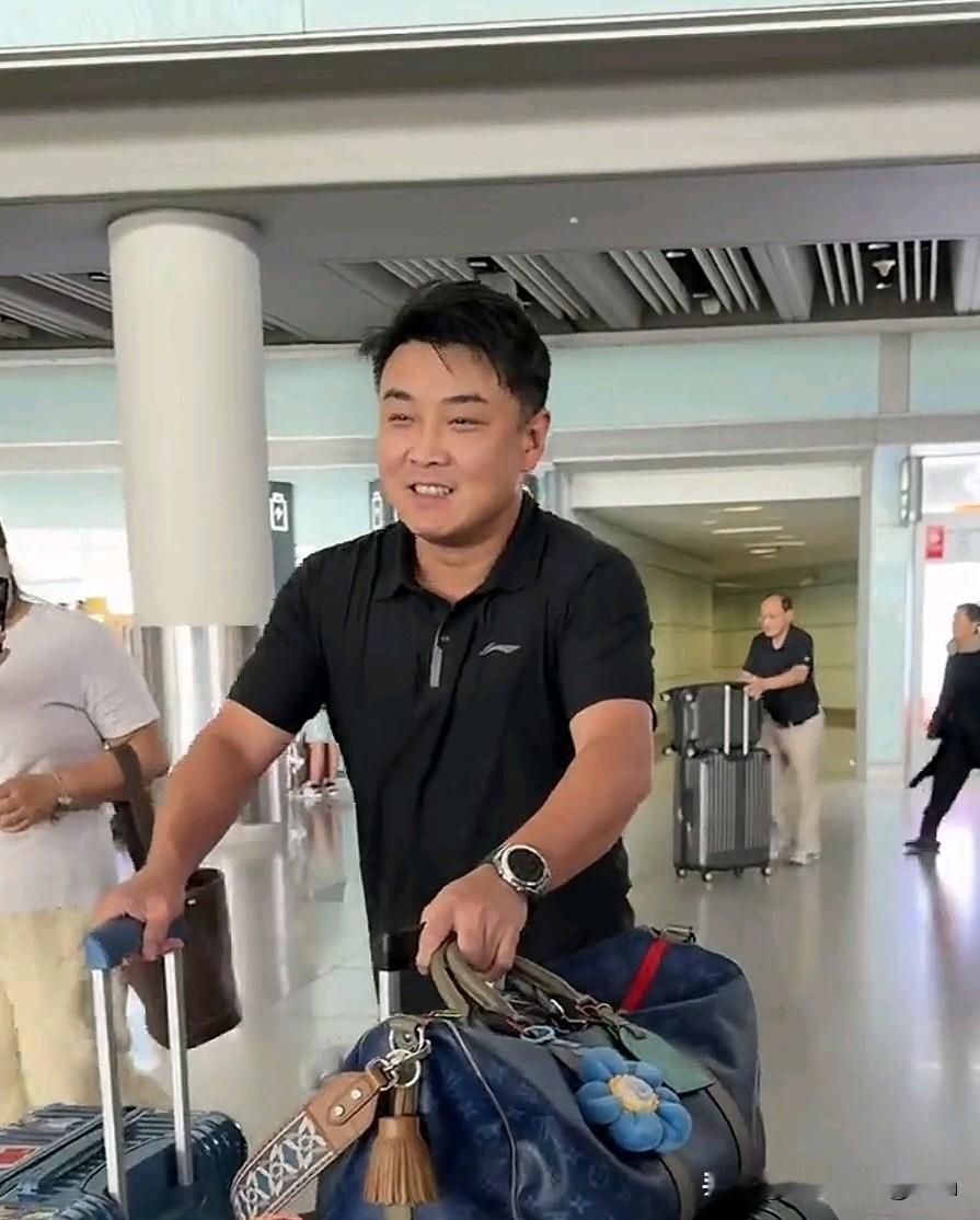 国乒大部队回到北京了，看到有很多球迷过来接机！虽然国乒男队这次取得成绩不理想