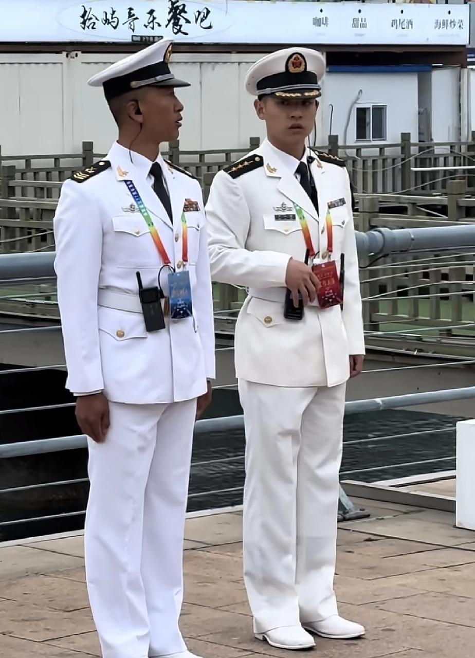 一个米白色军服，一个纯白色军服！一个是上尉军衔，一个是三级军士长！一个帽