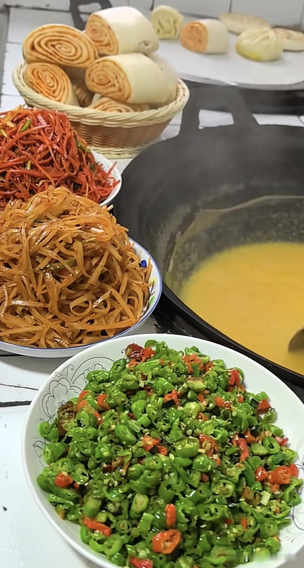 今晚这顿晚餐，我觉得也就咱陕西人爱“咥”了，搅团配这菜真的太绝了对于外地人来说，