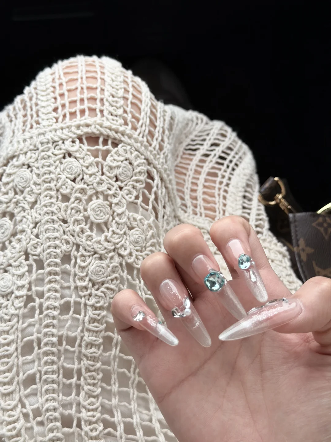 原来这种颜色的美甲这么显白！