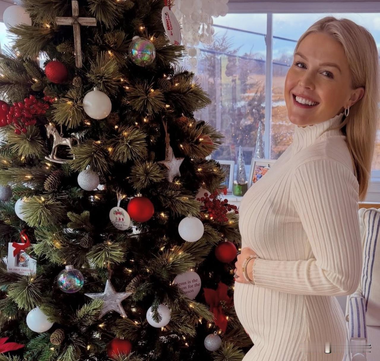 白宫发言人宣布怀孕今天凌晨，卡罗琳在个人社交媒体发文宣布一个个人天大喜讯，她第