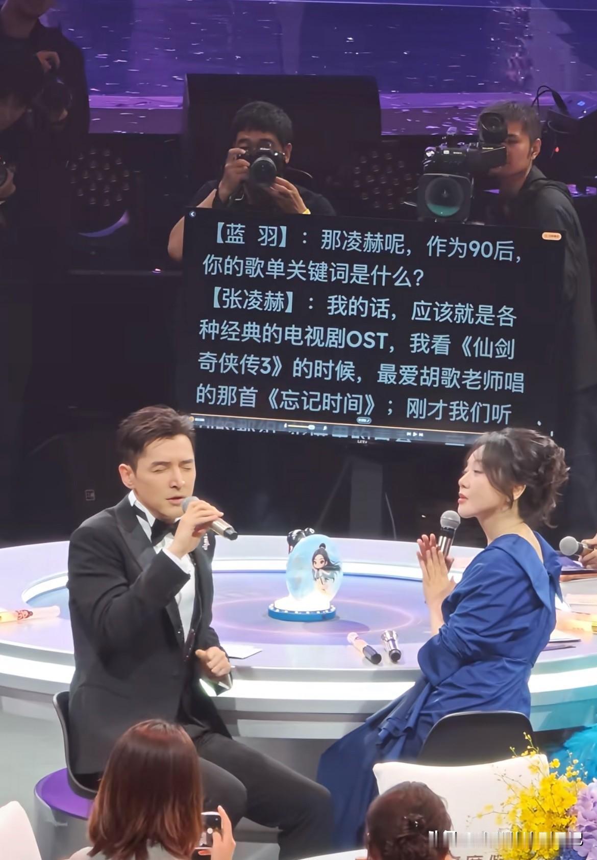 好大的提词器啊！原来综艺节目里，每个人都有台词剧本啊！一字一句的，每一句还都