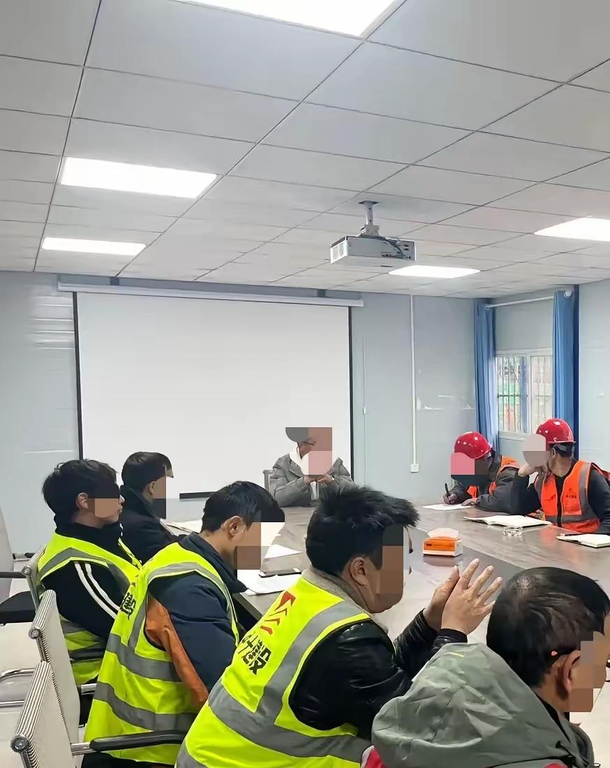 包钢职工代表大会刚闭幕，有工人聊起厂里讨论手机管理的事。大会报告里强调科技创