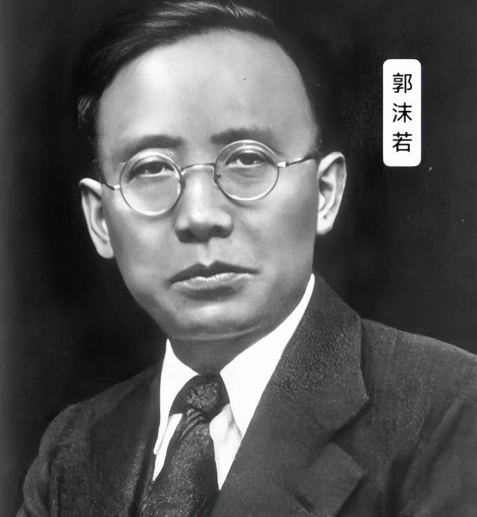1912年，20岁郭沫若迎娶22岁发妻张琼华。新婚之夜，郭沫若见妻子太丑，拒绝同