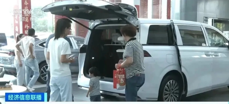 北京一次性发放了十几万的新能源小轿车家庭指标也让很多家庭措手不及。为啥呢？因为好