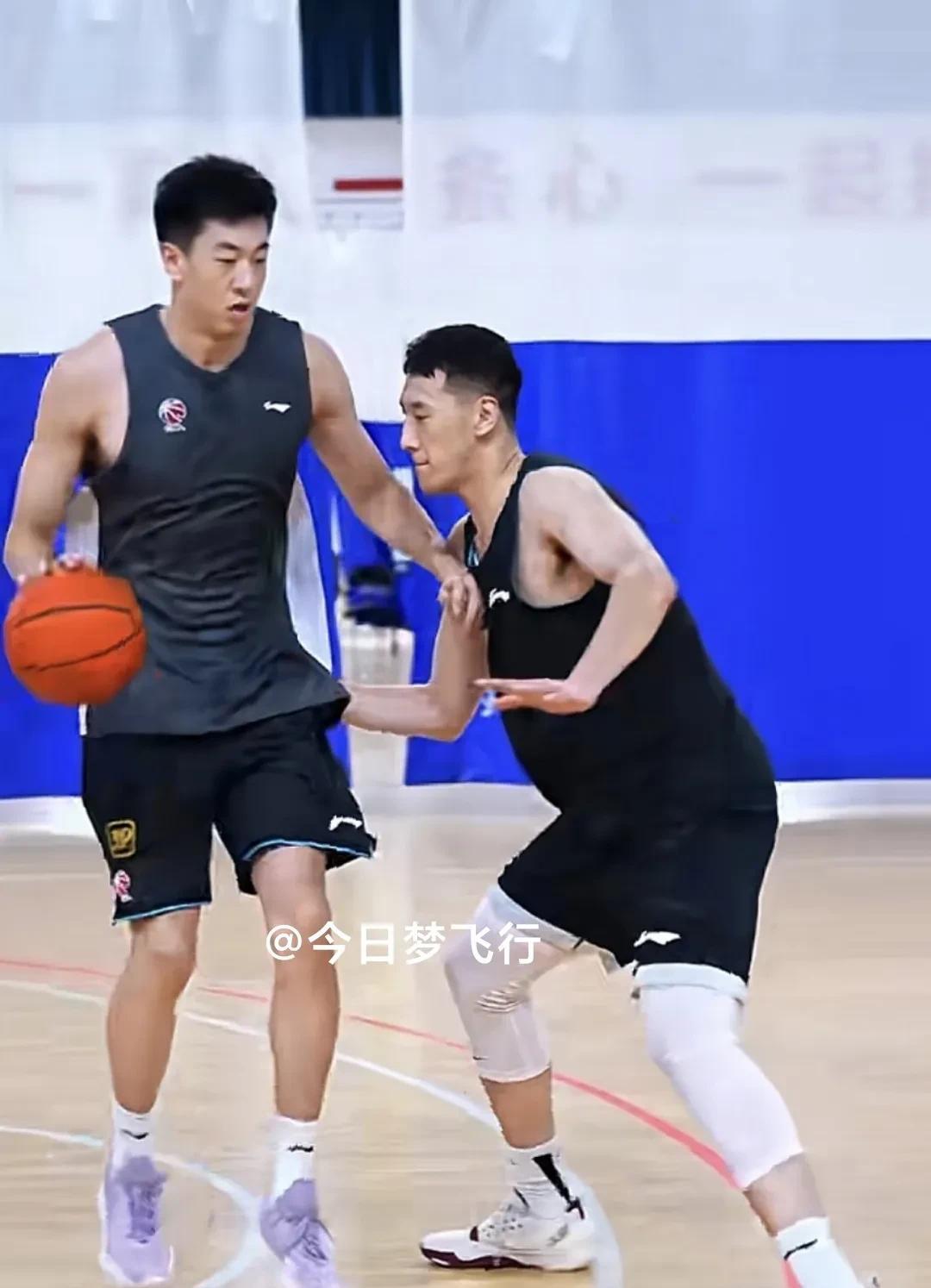 1V1对抗，广东队七汉子不懈苦练！今天，在广州二沙岛封闭训练的广东队进行了1V