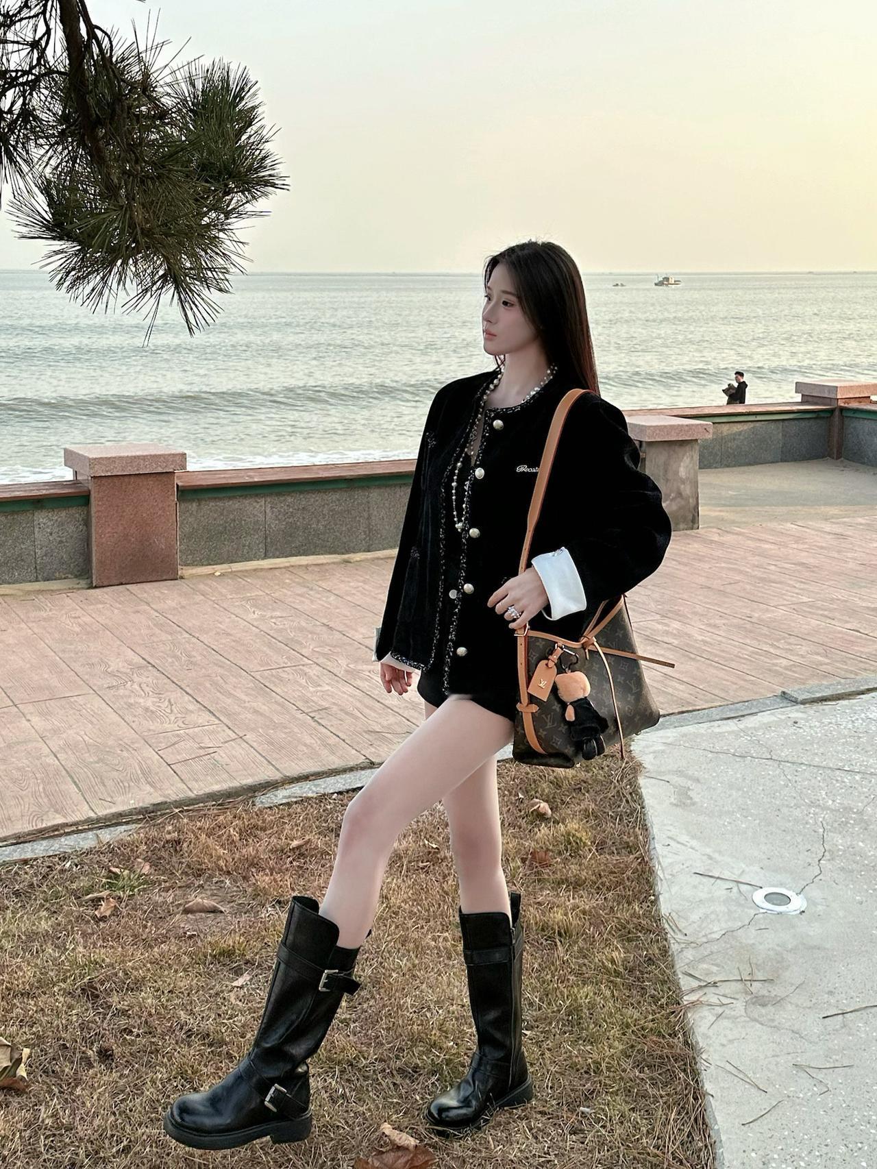 黑丝绒+LV小托特|法式慵懒海边穿搭，精致感小心机get|||海边散步特意背