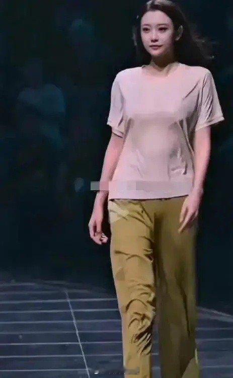 差点都认不出来，这居然是郝蕾，这么朴素的衣服穿在她的身上瞬间就高大上档次了！​