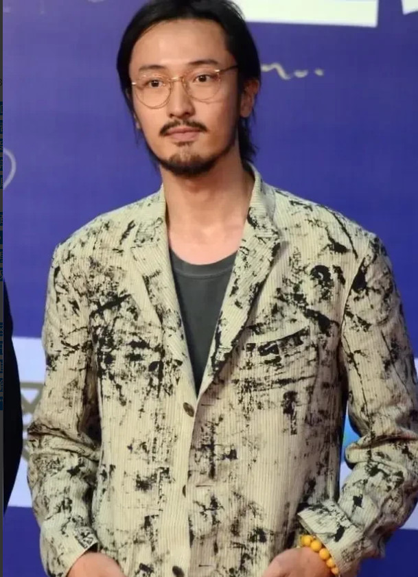 王传君和金世佳已经和《爱情公寓》里其他男成员拉开很大的差距！王传君：拒绝“关谷