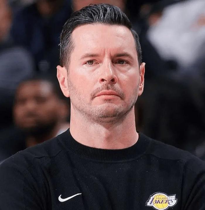 雷迪克是真的有病！第二节最后3分钟，被独行侠打了个12-0，他一个暂停不叫，