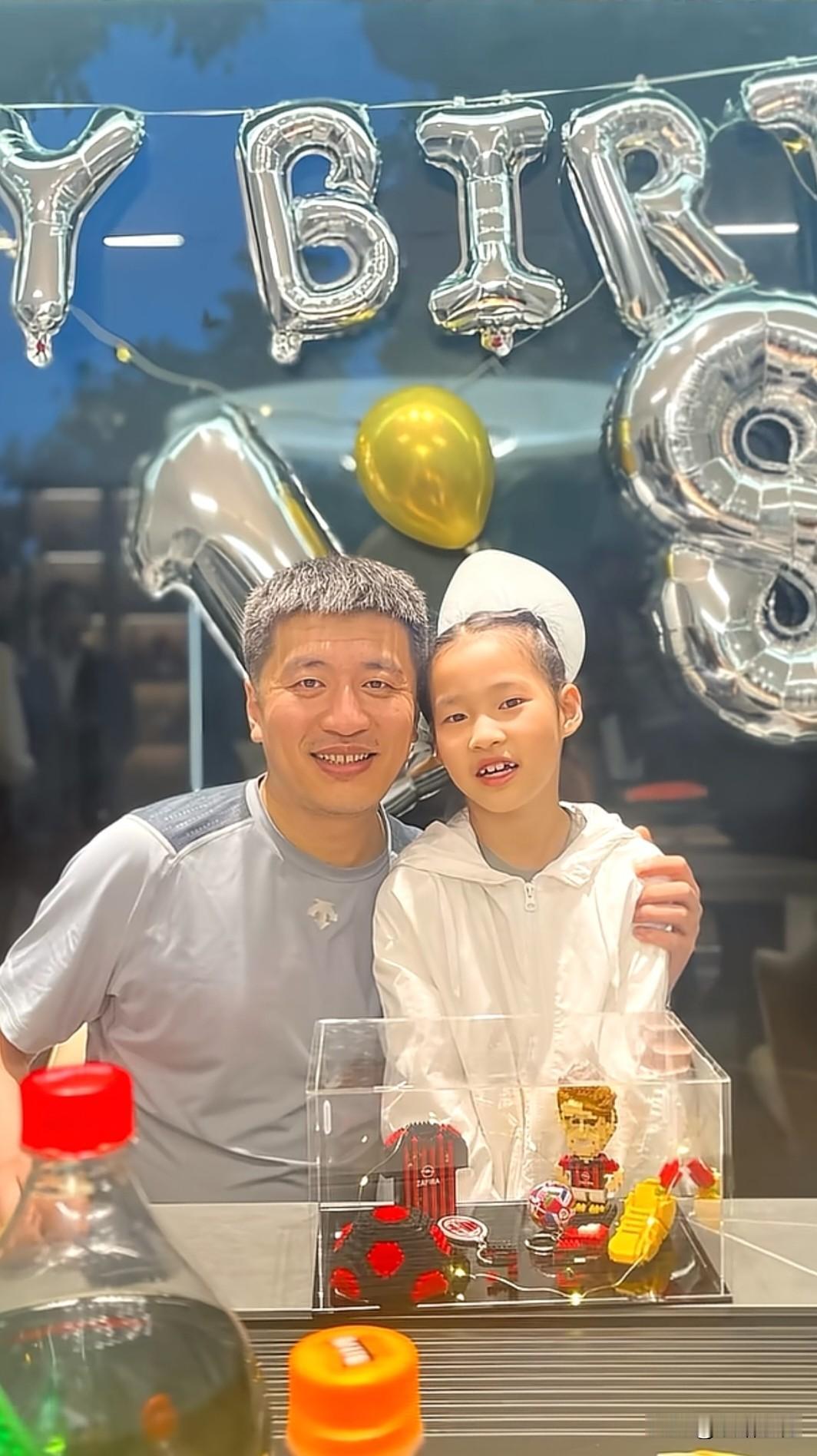 5月18日，张雪峰去世后的第一个生日，他11岁的女儿张姩菡写下了一段文字：“爸爸