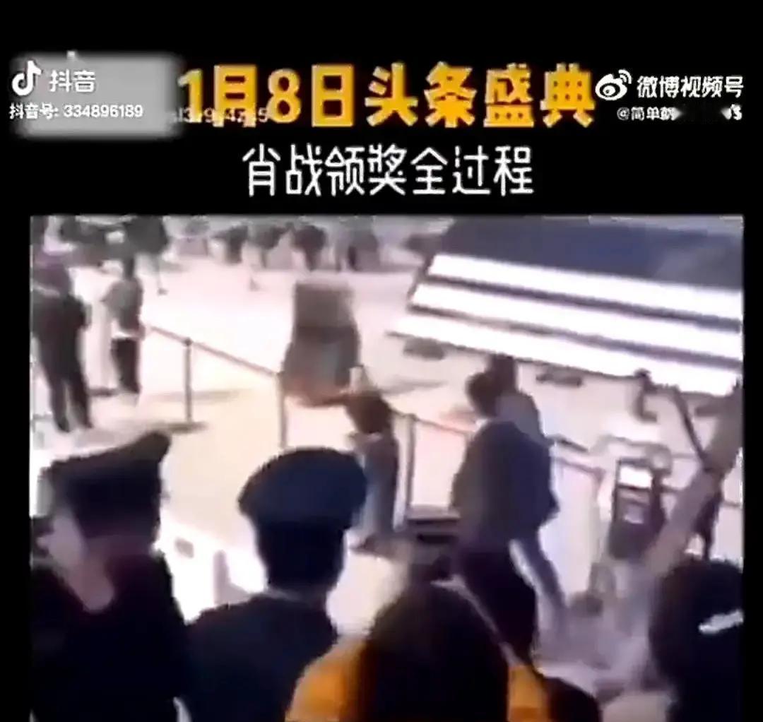 肖战刚坐下，就被工作人员挪了位子。就这么一下，全网都炸了锅，说他跟李沁、杨紫肯