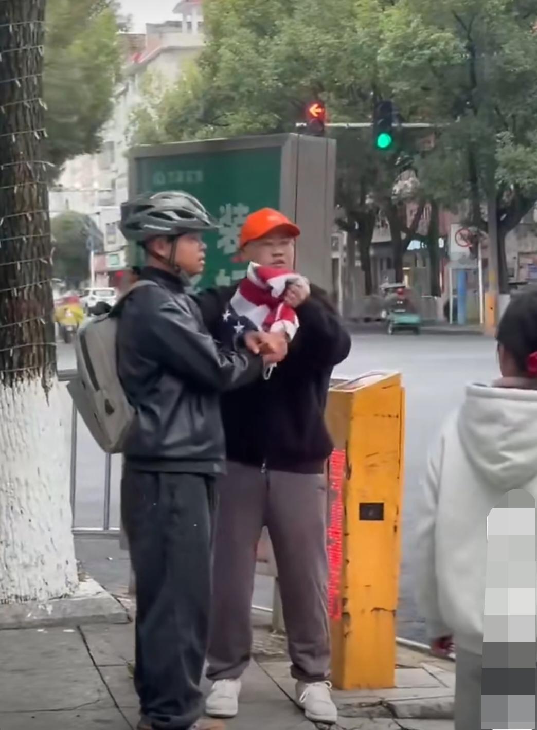 发生在街头的一幕！戴红帽子的大哥向过往路人大声控诉背包小伙的劣行:“今天是南京
