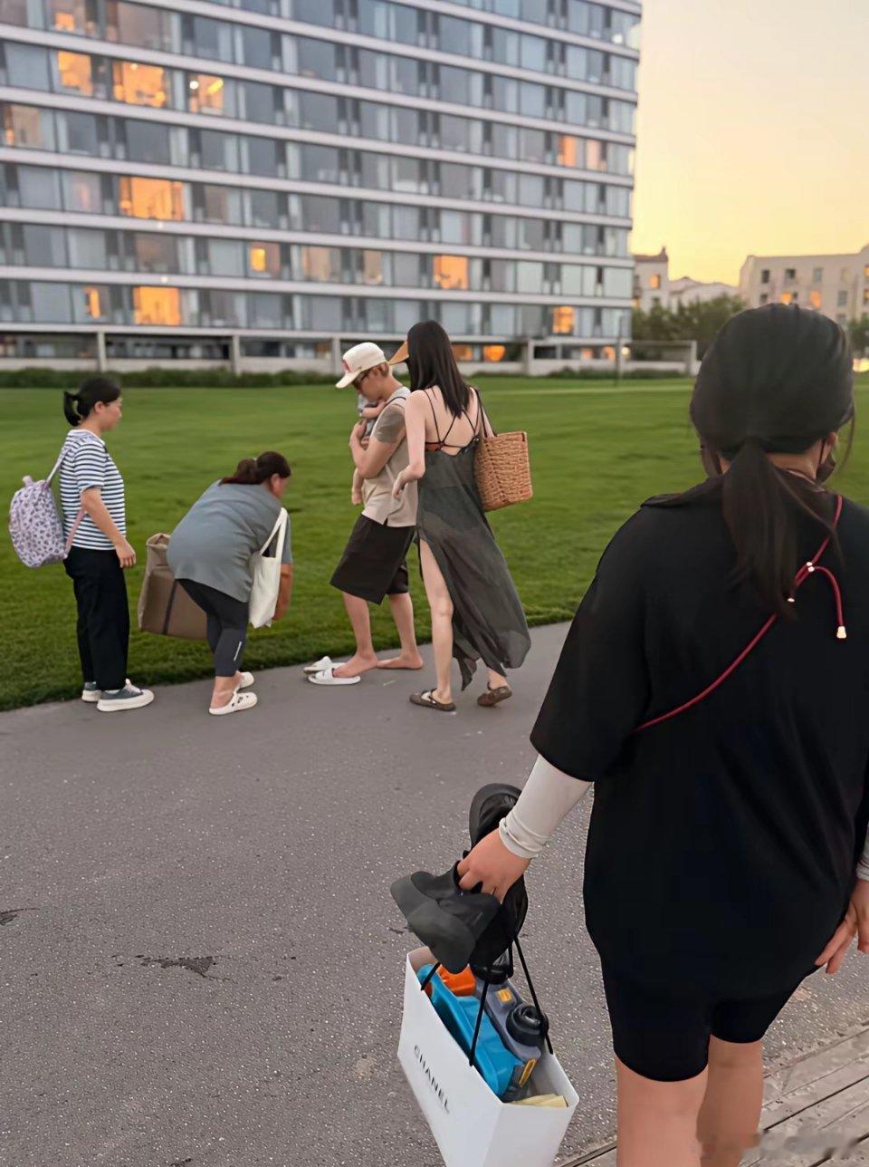 陈伟霆和何穗在阿那亚同框溜娃，何穗是真的白啊，这冷白皮真让人羡慕。穿着...