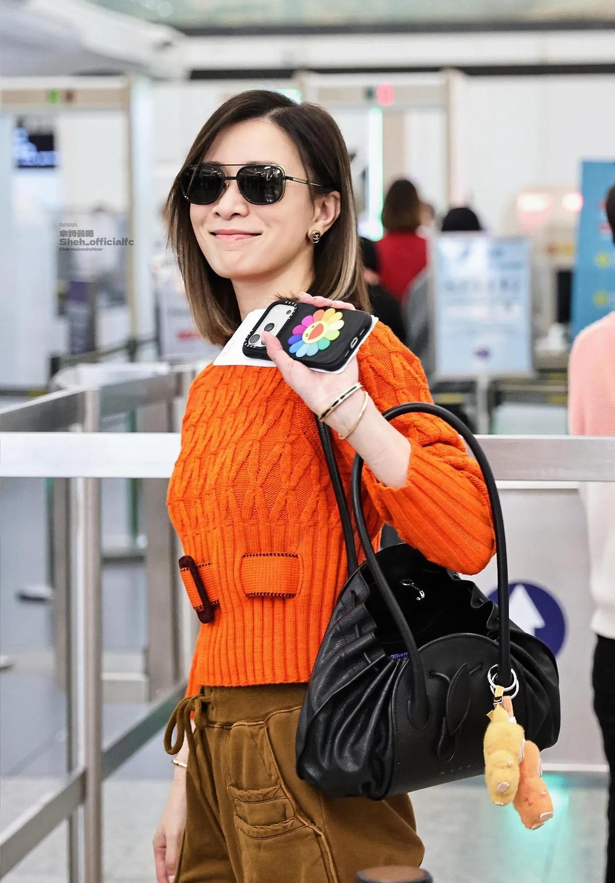 佘诗曼的私服太会穿了！南瓜橘毛衣+棕咖工装裤，复古温柔又显气色，我直接抄作业～佘