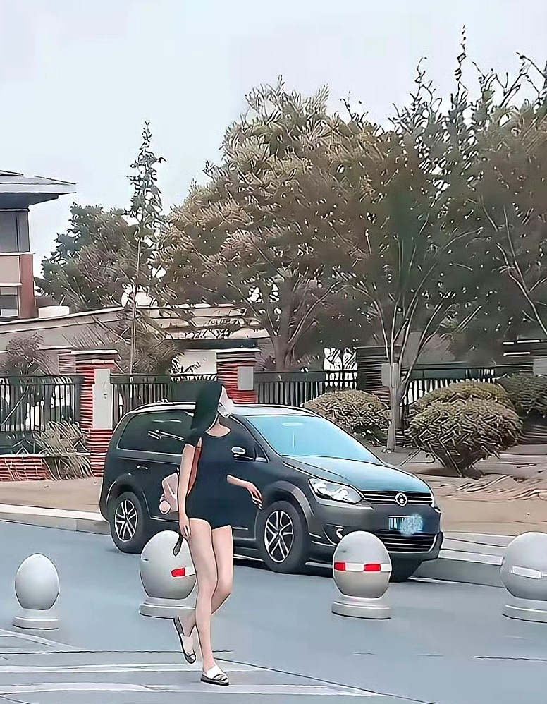 车上看到最漂亮的女孩子了！​