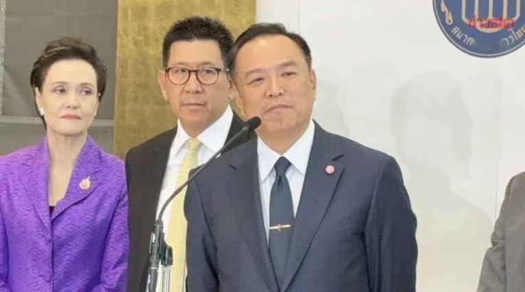 誓与中国共进退，刚上台半月的邻国总理，直接用中文高呼“万岁” 9月23日，中