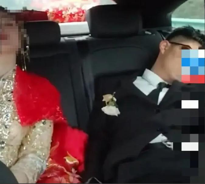 南京一对新人刚把新娘接上车，五分钟不到就头靠头睡死过去，西装歪了，头纱还翘着，亲