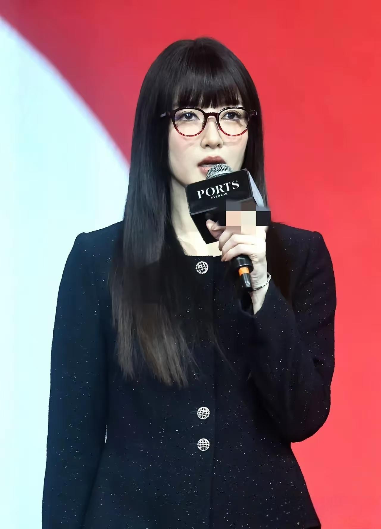 谁能想到这竟然是江疏影，和之前御姐形象对比简直判若两人。江疏影最近在厦门出席