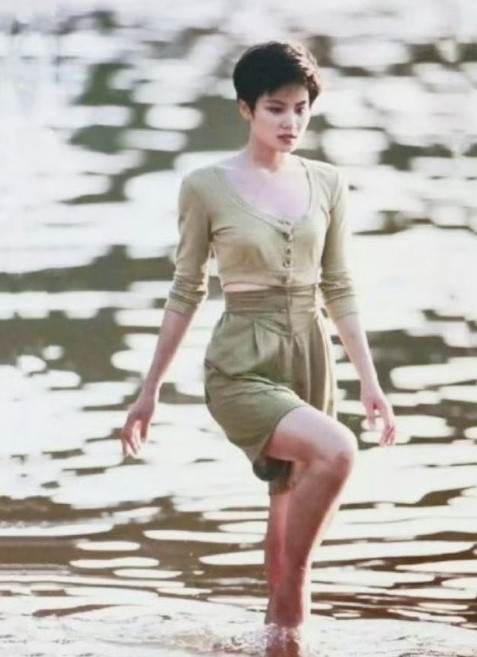 据说21岁的王菲原来长这样，35年前就这么时尚动人了​​​