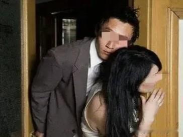 村汉趁女人丈夫去邻村干活去她家鬼混，谁知丈夫提前回，女人却冷静让他穿衣等片刻