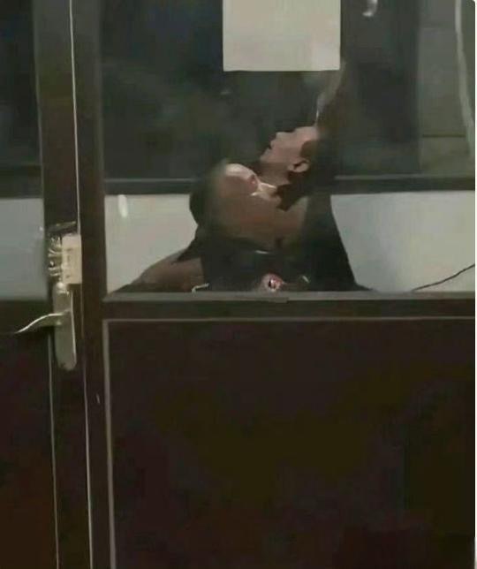 招到这样的保安，每天得提心吊胆了！