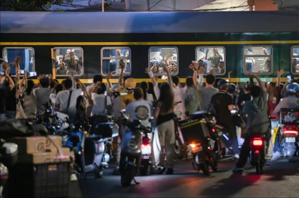 这些照片可以入选2025年度最佳了。