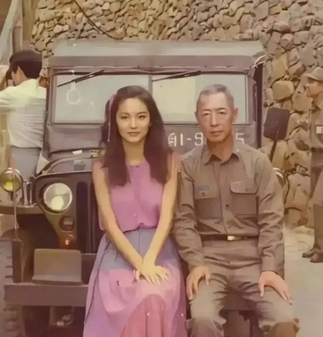 1990年，林青霞在大陆拍戏期间，回长春寻找失散四十年的姐姐林莉，然而看到眼前的