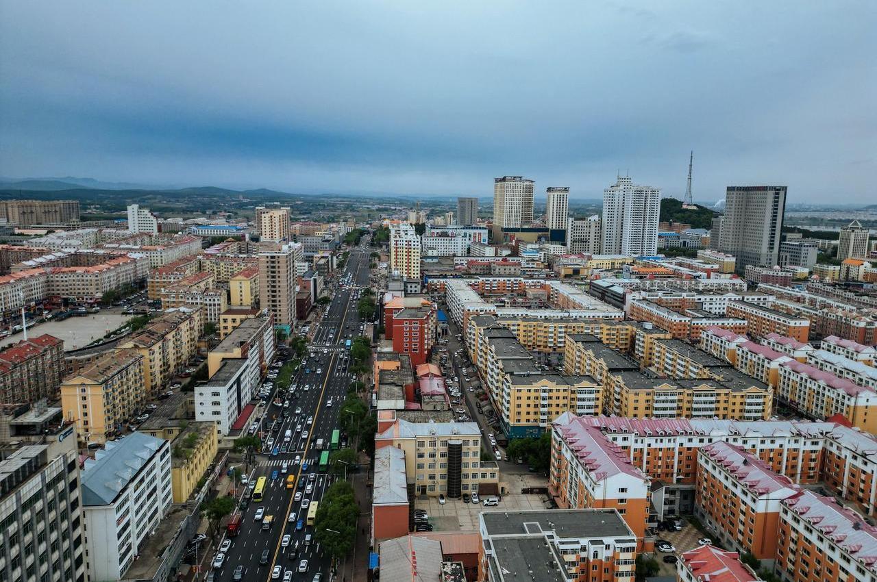 给你两万块，再送你一套房，你敢不敢要？先别急着说敢。这套房，在那些正在“收缩