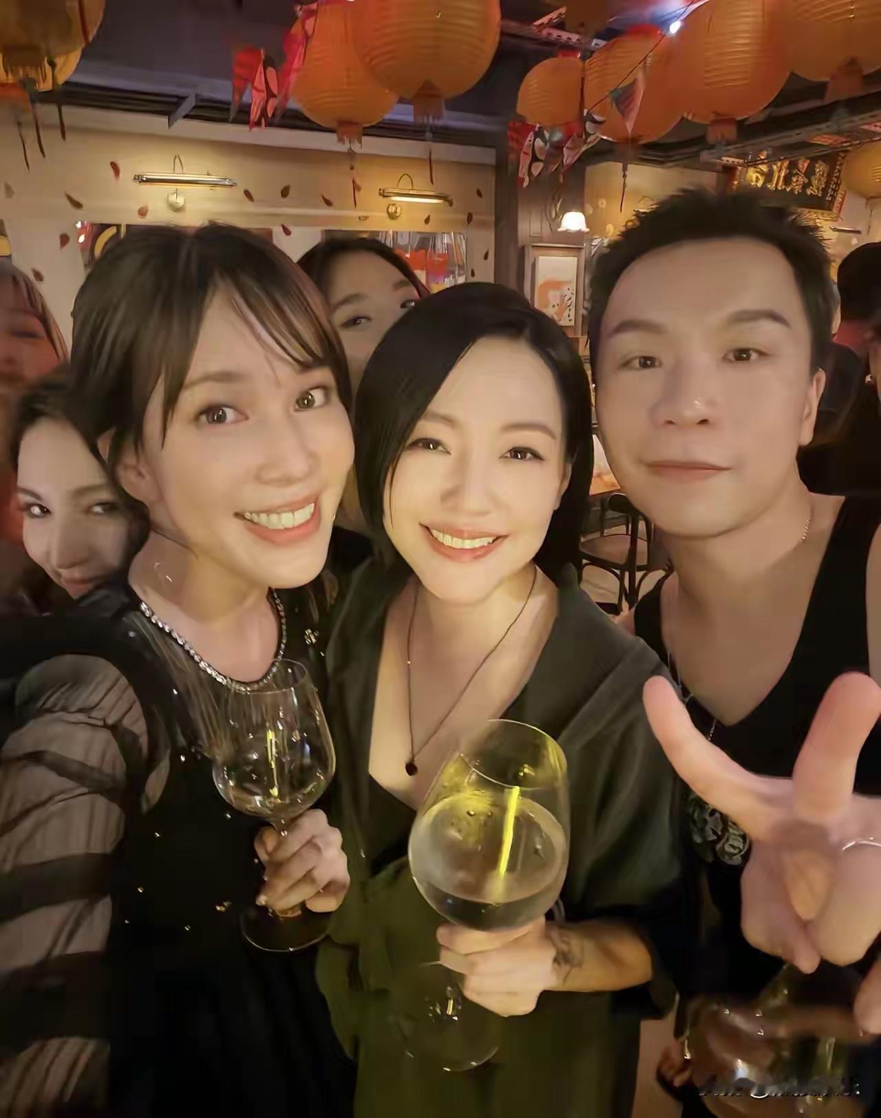 小S的庆功宴真的是很热闹，太厉害了，她的朋友还真多了。看来她有自己的圈子和交友方