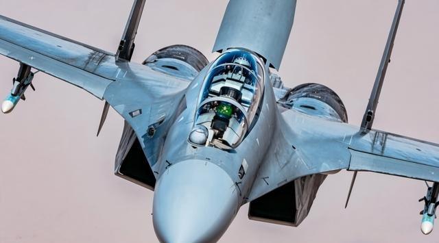 8月21日，注定会是载入中国空军发展史册的一天！当地时间凌晨，埃及空军基地的跑