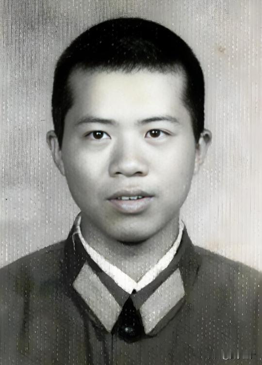 1984年，老山战场，21岁的战士刘家富不幸中枪，跌倒在坑，此时，坑外有4