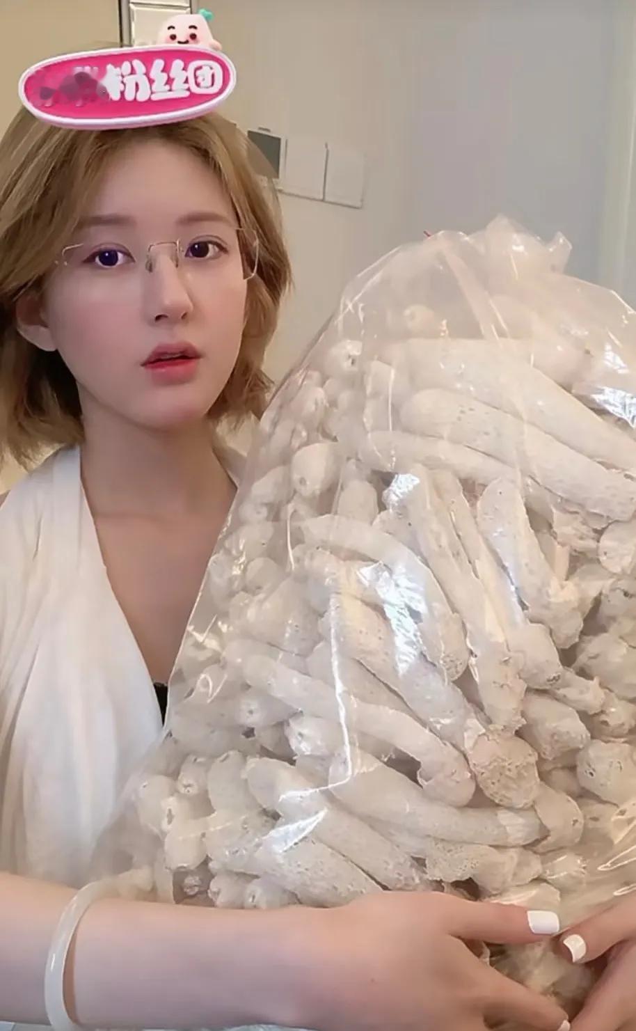 赵露思轻轻一分享，就卖光啦！好惊人的人气和种草能力！谁懂！抱着一大袋竹荪兴冲