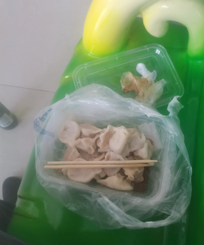 一个50多岁的大姨去超市买了一包装盒煮熟的猪肉大葱水饺当午餐，水饺15块8一斤，