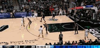 又壮又快……健康的锡安打球是真厉害看看这三球，锡安单挑文班真的毫不费劲！锡