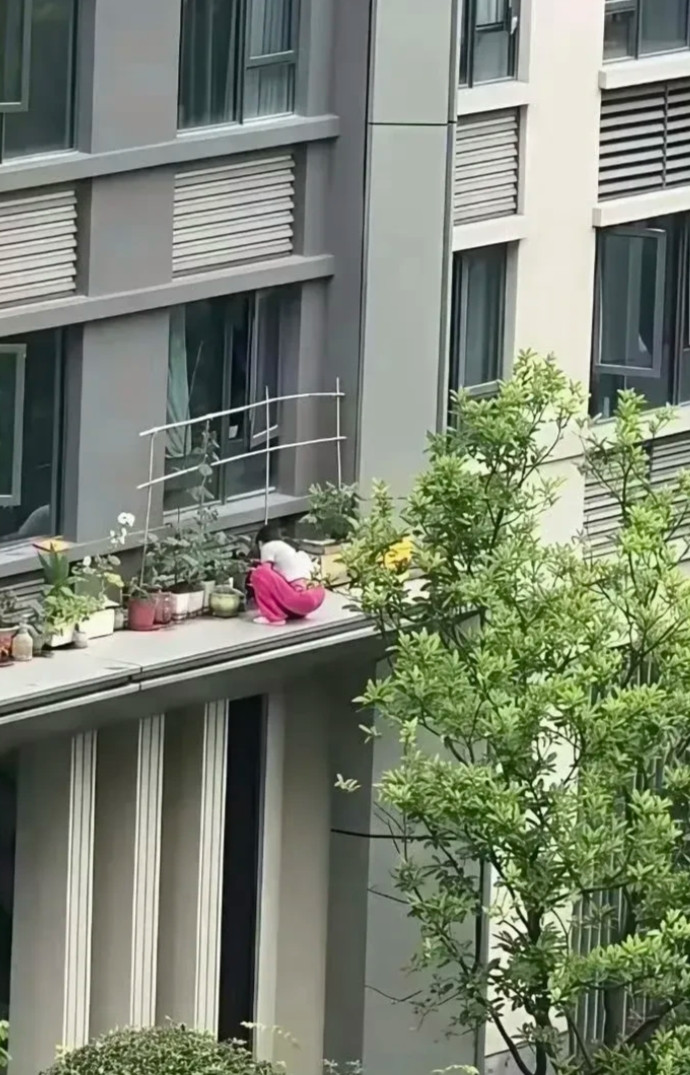 她是怎么做到那么胆大的啊？抽了一包烟也没想明白。