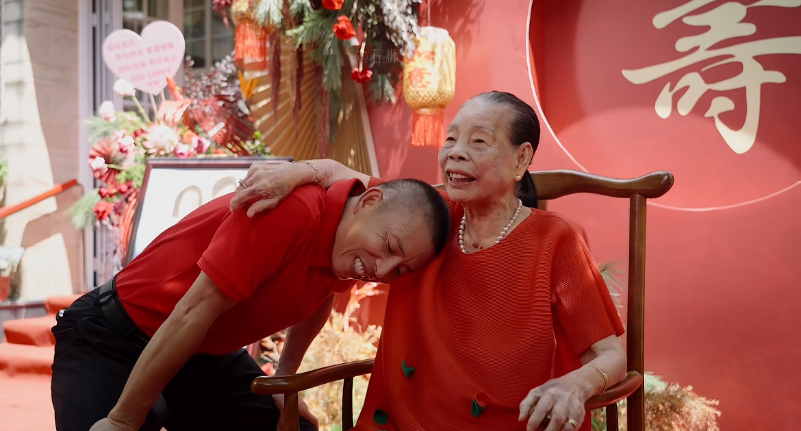 这才是富豪庆生的意义！福建富豪“卡宾先生”为老母亲庆祝90岁大寿，现场捐赠10