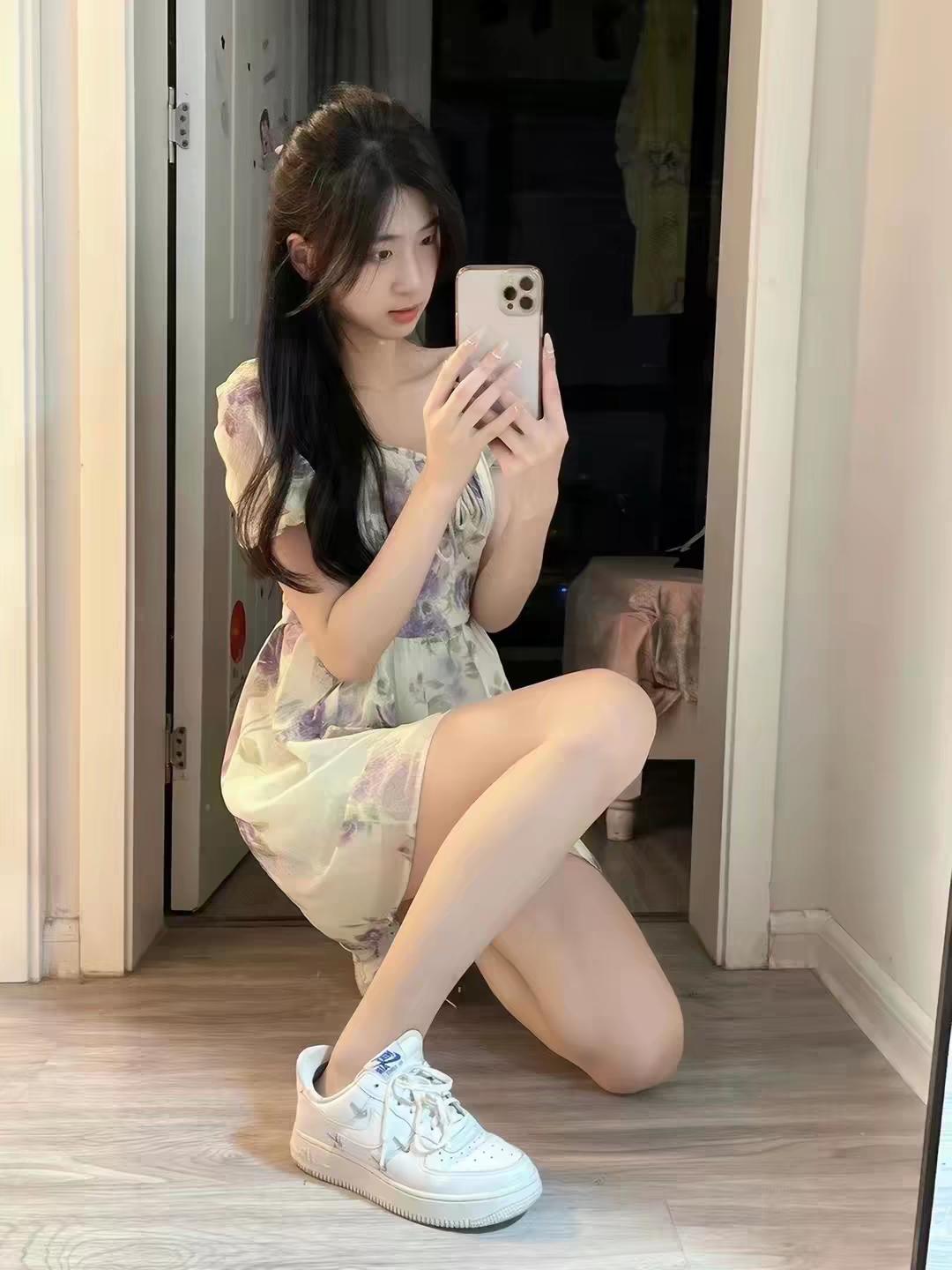 莹莹今天臭美一下，肉丝短裙漂亮吧！美女穿搭分享。女大学生温柔气质短裙性感短