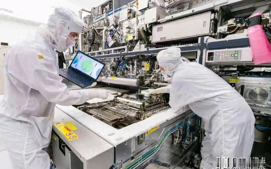 光刻机卖不动了，ASML财报难看，到底谁在卡脖子？。最近翻ASML最新财报，