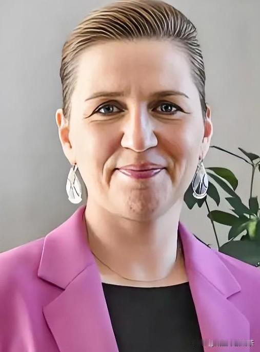 这操作，真是给跪了，把“用魔法打败魔法”玩出了新高度。丹麦首相为了守住格陵兰