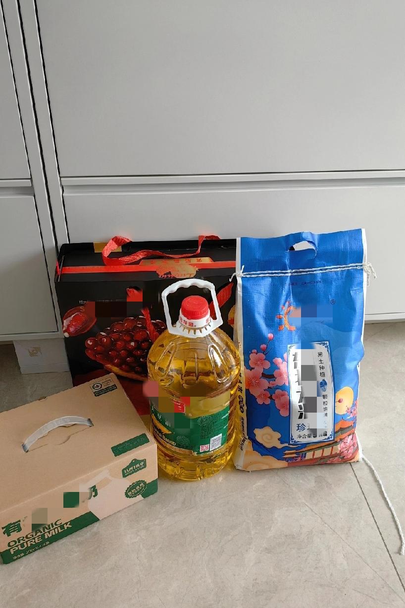 昨天，我爸给我打视频，一上来就说心里不得劲，一个劲地说过意不去。我赶紧问咋