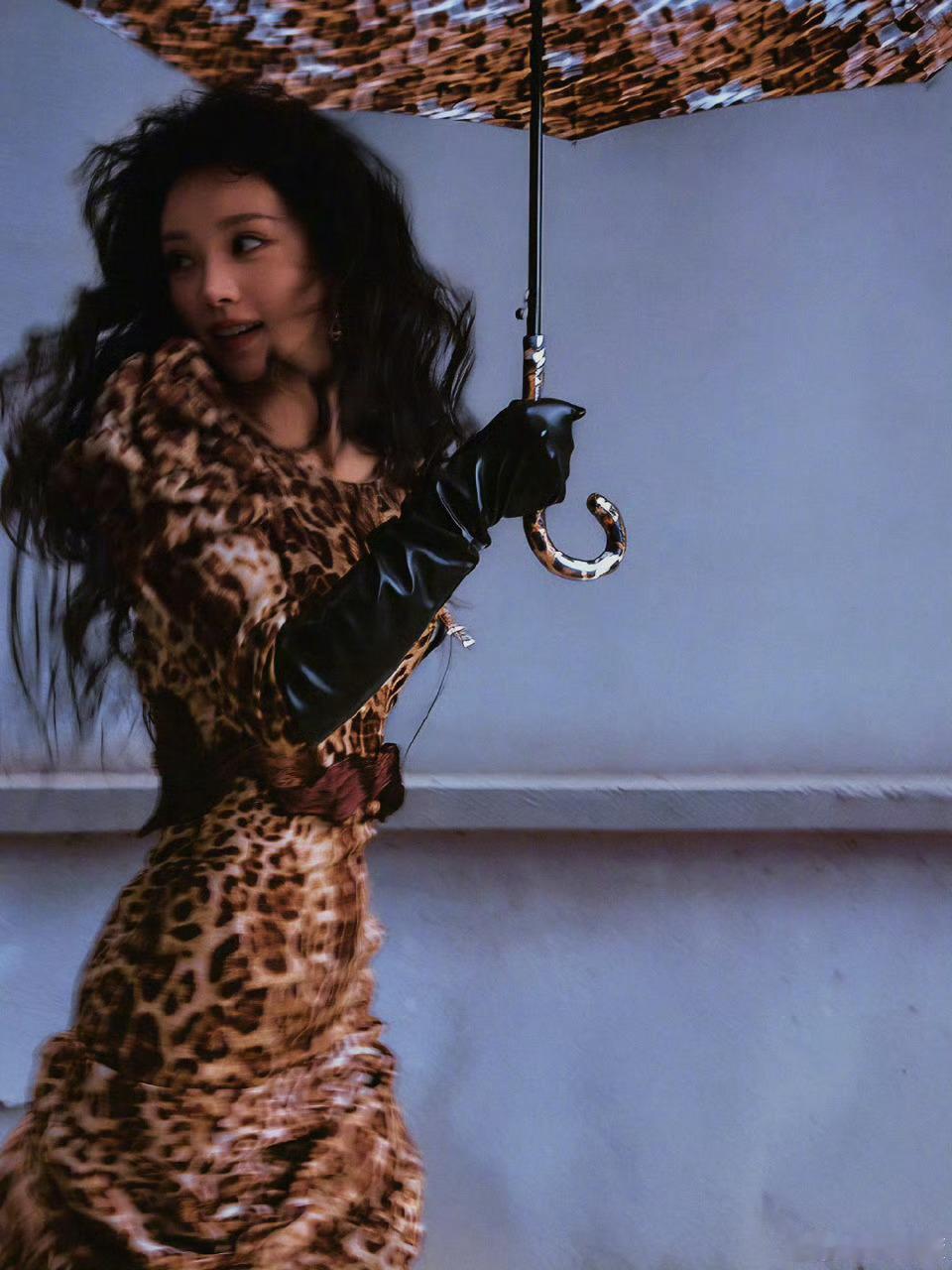 田曦薇港风豹纹田曦薇豹纹裙好辣哇撒！！田曦薇这个造型真的太美了吧也！！田曦薇