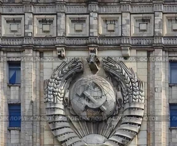 为什么俄罗斯外交部大楼上仍挂着苏联国徽？其实原因很简单，不是为了吓美国