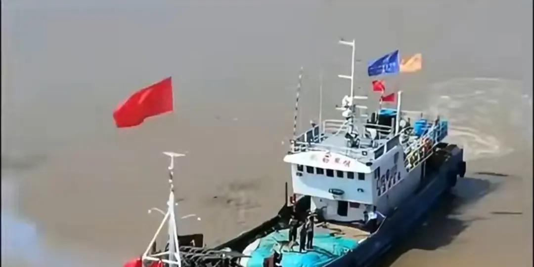 这些人也太鸡贼了！据说有大量外国船只在霍尔木兹海峡挂五星红旗，目的就是为了避免被