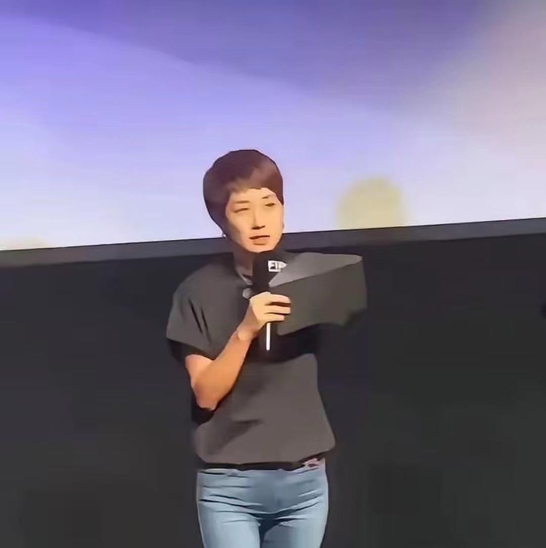 马伊琍这条裤子怎么看都透着股怪异感，难道是穿反了？​